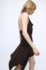 Vestido corto de cuello halter con escote drapeado y espalda descubierta. Presenta un diseño con frunces en la cintura y un bajo asimétrico con terminaciones en punta.