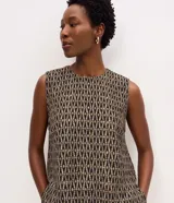 Blusa sin mangas Marfinno con estampado geométrico, confeccionada en viscosa, con escote redondo y corte recto.