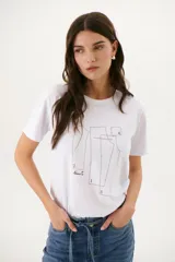 Remera gris melange de algodón con estampado de moldes de costura en negro.