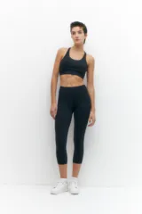 Calza capri deportiva negra, de tiro alto y corte ajustado.
