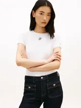 Remera Tommy Hilfiger de corte slim, color blanco, de manga corta y cuello redondo. Confeccionada en punto de algodón elástico, cuenta con un logo texturizado en fuente Script en el pecho y un pequeño logo bordado en la manga.