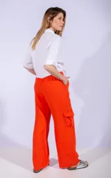 Pantalón amarillo de tiro alto, corte ancho, con bolsillos laterales tipo cargo y cintura con cordón ajustable.