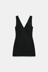 Vestido corto de Zara Woman Collection, confeccionado en mezcla de algodón, con escote en pico, diseño sin mangas y corte evasé.