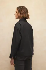 Camisa blanca de algodón con cuello clásico y mangas largas. Detalle de tachas plateadas en el cuello.