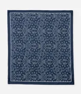Pañuelo cuadrado de poliéster con acabado satinado y estampado clásico de paisley en color azul marino y blanco.