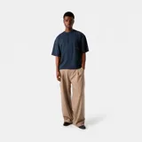 Camiseta azul marino de corte cuadrado con estampado en la espalda con el logo de la marca y texto en color naranja.