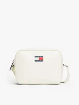 Cartera tipo bandolera de Tommy Jeans, color blanco con acabado brillante. Presenta cierre de cremallera, correa ajustable y la insignia distintiva de la marca en la parte frontal.