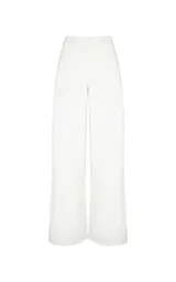 Pantalón sastrero de pierna ancha y tiro medio color marfil, confeccionado en algodón, con trabillas para cinturón, pliegues delanteros, bolsillos laterales y cierre frontal con cremallera y corchete.