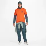Remera Nike ACG de alta densidad en color naranja, de corte amplio y relajado, con cuello redondo de canalé y gráfico estampado en el pecho.