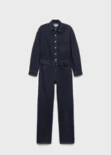 Mono largo de jean azul oscuro, con cuello camisero, mangas largas y cierre frontal con botones a presión. Incluye cinturón con hebilla metálica, cuatro bolsillos y trabillas.