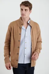 Cardigan de tejido de punto color azul piedra melange, con cuello mao y cierre frontal de botones.