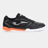 Championes Joma modelo Driw para fútbol sala, color negro con detalles en plateado y suela de goma blanca con refuerzo naranja en el talón.
