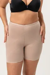 Calza corta color piel, de tiro alto, confeccionada en tela de faja de alta contención, diseñada para levantar los glúteos y dar más volumen.