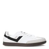 Championes urbanos Pony modelo Moma, de diseño retro inspirado en los años 70. Presentan una base de color negro con detalles en blanco en el lateral y suela de goma en tono marrón oscuro. Combinan materiales sintéticos y textiles para mayor durabilidad.