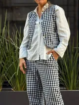 Pantalón de corte recto con estampado de cuadros vichy en blanco y negro, con cintura elástica.