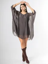 Vestido corto de seda italiana color marrón, con diseño amplio estilo remerón y mangas murciélago transparentes.