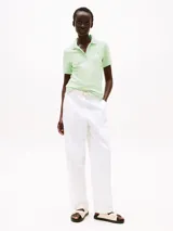 Chomba verde claro de piqué de algodón orgánico elástico, corte slim, cuello de chomba y cartera de cuatro botones.