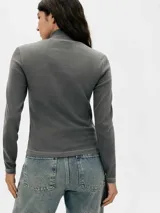 Polera marrón de cuello alto y manga larga, confeccionada en tejido de punto acanalado con elastano.