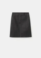 Falda midi de denim color negro, corte recto con tiro alto y bolsillos laterales.