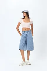 Top corto color amarillo, de mangas cortas y escote redondo.