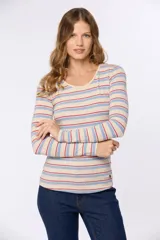 Remera de manga larga con cuello redondo, confeccionada en tejido con diseño de rayas horizontales en tonos azul, rojo y beige sobre una base jaspeada.