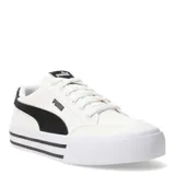 Championes urbanos Puma modelo Court Classic Vulc, de corte bajo y diseño clásico. Presentan una capellada de material textil en color blanco con la icónica franja lateral de la marca en negro. Cuentan con suela vulcanizada con detalles de líneas negras y cierre mediante cordones.
