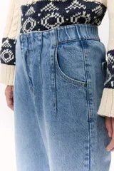 Pantalón babucha de denim celeste, tiro alto, con elástico en la cintura y en los tobillos.