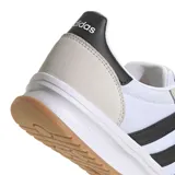 Championes Adidas Run 72S 2.0 de estilo urbano, con parte superior blanca combinada con paneles de gamuza en tono beige y las icónicas tres tiras laterales en negro. Presenta mediasuela blanca con tecnología Cloudfoam y suela de goma color caramelo.