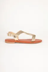 Sandalia de tiras doradas con diseño trenzado y ajuste con hebilla.