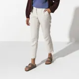 Sandalias Birkenstock modelo Arizona, color marrón topo, con dos correas ajustables con hebillas metálicas color cobre. Plantilla anatómica de corcho y látex cubierta de ante. Suela de goma EVA.