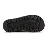 Bota corta de cuero color negro, de estilo invernal con interior y reborde superior de corderito sintético negro. Cuenta con suela gruesa track y un aplique triangular de goma con la inscripción 'Country' en el lateral.