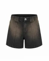 Short de denim negro con lavado desgastado en tonos beige y marrón, de tiro medio, calce amplio y recortes verticales en el frente.