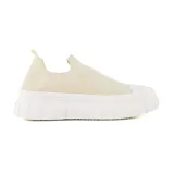 Zapatillas deportivas de punto color beige, tipo slip-on, con suela chunky blanca.