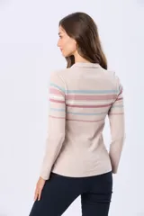 Remera polo de manga larga color beige con rayas horizontales en tonos rosa, blanco y celeste.