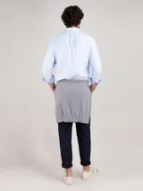 Camisa blanca de corte regular fit, cuello button-down, manga larga con puño simple y logo bordado en el pecho. Confeccionada en tejido oxford compuesto por 93% algodón y 7% algodón reciclado.