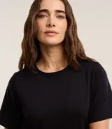 Remera básica de manga corta y cuello redondo, confeccionada en algodón suave y resistente. Presenta un diseño liso y corte clásico.