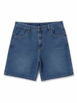 Bermuda de denim en color azul, con diseño clásico de cinco bolsillos, trabillas para cinturón y cierre frontal con botón y cremallera.
