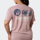 Remera Reebok color rosado con estampado gráfico de un árbol y el logo de la marca en el pecho.