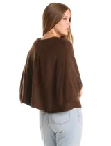 Capa de punto color bordó con diseño envolvente de doble capa superpuesta. Presenta cuello a la base, cierre frontal con botones y mangas estilo japonés con terminaciones acanaladas.