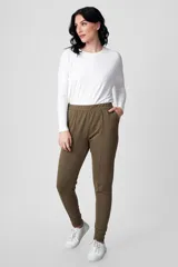 Pantalón babucha verde oliva con cintura elástica y corte slim fit.