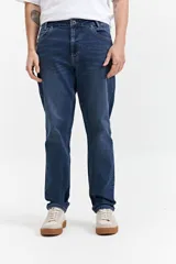 Pantalón jean de corte recto y tiro medio color negro con efecto lavado.