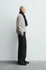 Jersey de punto con hilatura de lana, corte regular fit, cuello redondo y manga larga con acabados en rib.