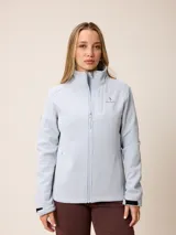 Campera softshell color celeste claro, con cierre frontal completo, cuello alto y bolsillos laterales. Presenta logo de la marca Polanco bordado en el pecho y ajuste con velcro en los puños.