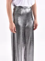 Pantalón de corte recto y tiro alto, confeccionado en tela metalizada color dorado con acabado brillante.