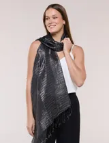 Pashmina metalizada de caída fluida, color gris con hilos que crean un patrón de líneas horizontales y destellos de brillo. Cuenta con terminación de flecos finos en los extremos.