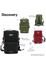Mochila matera de color verde militar con diseño cilíndrico y marca Discovery. Cuenta con compartimentos con cierre, asa superior y correa ajustable. Presenta estampados de coordenadas y el logo de la marca en relieve.