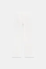 Jeans de tiro alto con corte wide leg y largo completo. Presenta diseño de cinco bolsillos, trabillas en la cintura y cierre frontal con cremallera y botón, con un acabado de efecto lavado.