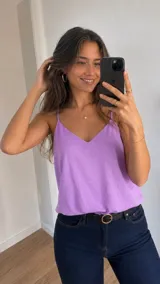 Blusa color lila con escote en V y tirantes finos ajustables.