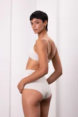 Culotte de tiro alto confeccionado en algodón con doble tela y diseño sin elásticos, ofreciendo un calce suave y cómodo.
