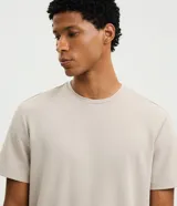 Remera deportiva Get Over de color azul marino, confeccionada en tech fleece con tecnología dry de secado rápido, cuello redondo y manga corta, de corte holgado.